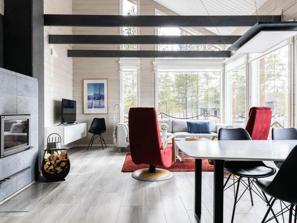 KyröにあるHoliday Home Villa biegga by Interhomeのリビングルーム(テーブル、椅子付)