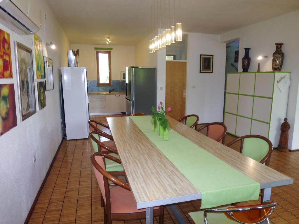 Kuchyňa alebo kuchynka v ubytovaní Holiday Home Valek by Interhome