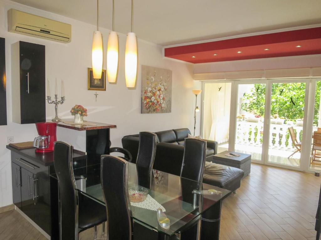 salon ze szklanym stołem i kanapą w obiekcie Apartment Mirjana-1 by Interhome w mieście Vrsi