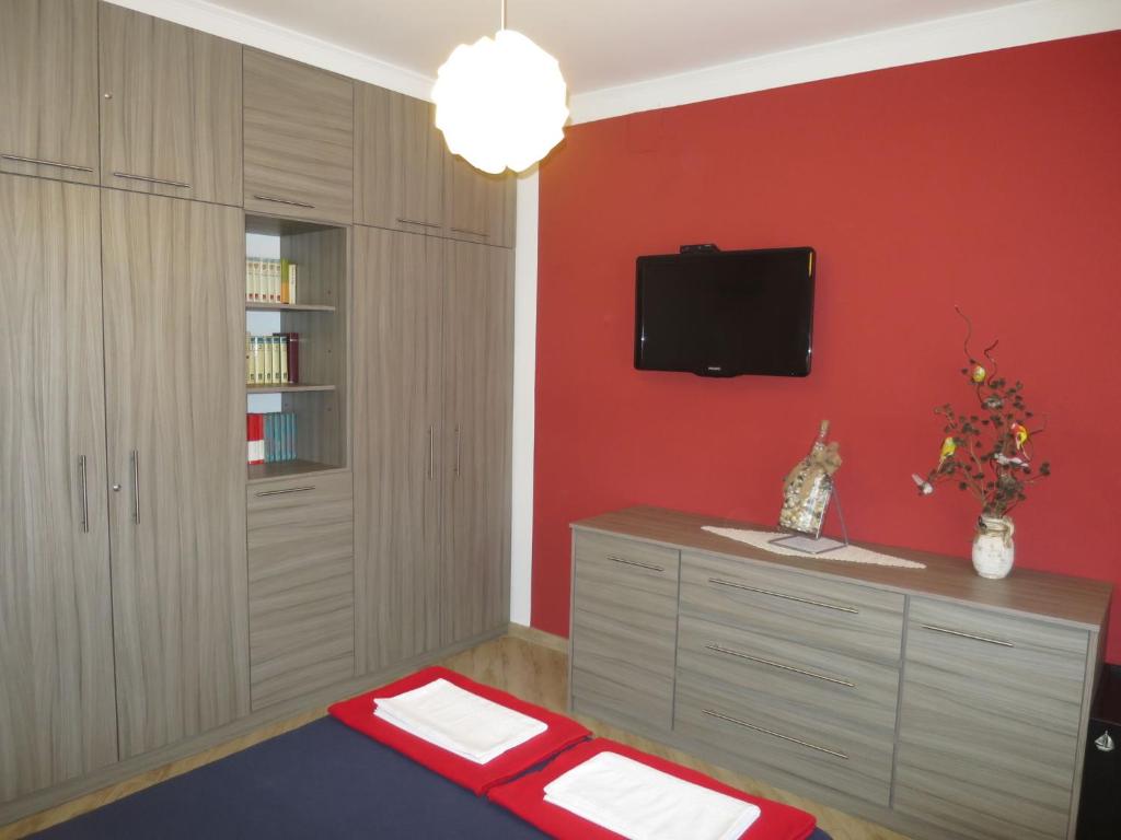 Telewizja i/lub zestaw kina domowego w obiekcie Apartment Mirjana-1 by Interhome