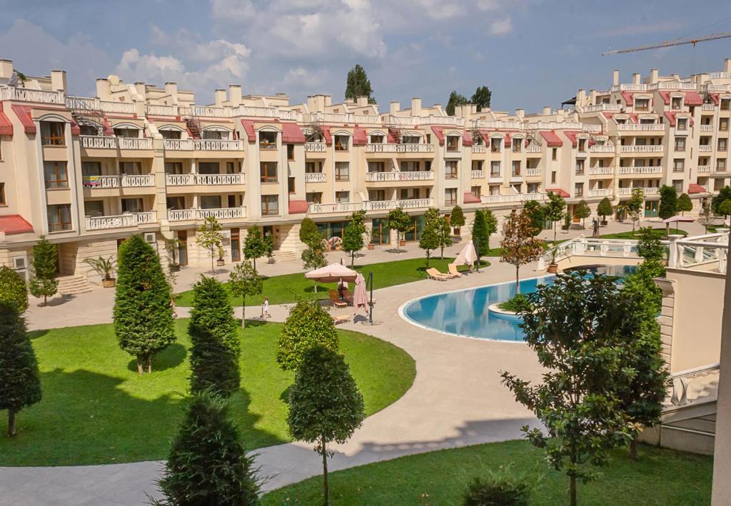 een appartementencomplex met een binnenplaats met een zwembad bij Beautiful Apartments in a Luxury Residence in Varna in Varna