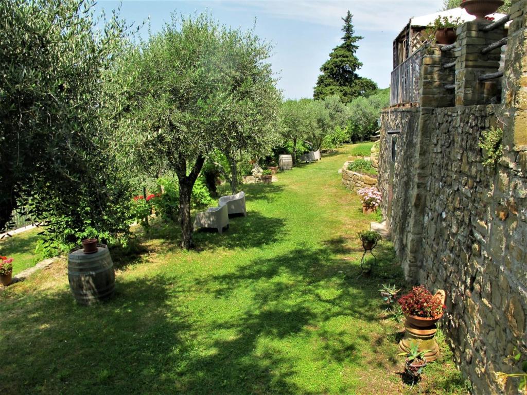 A garden outside Holiday Home Fienile by Interhome