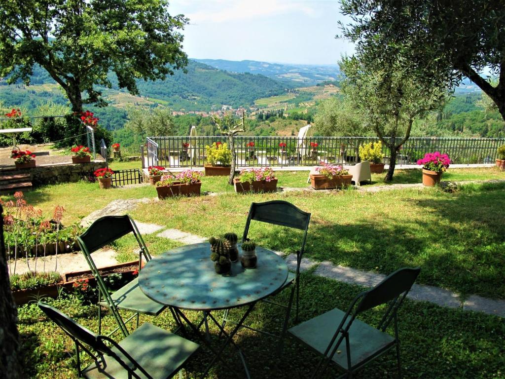 A garden outside Holiday Home Fienile by Interhome