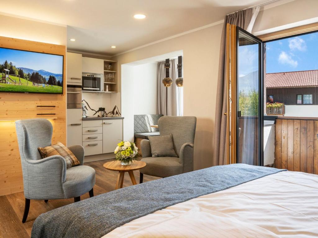 MalasにあるApartment Mondi Resort-1 by Interhomeのベッドルーム1室(ベッド1台、椅子2脚付)、キッチンが備わります。