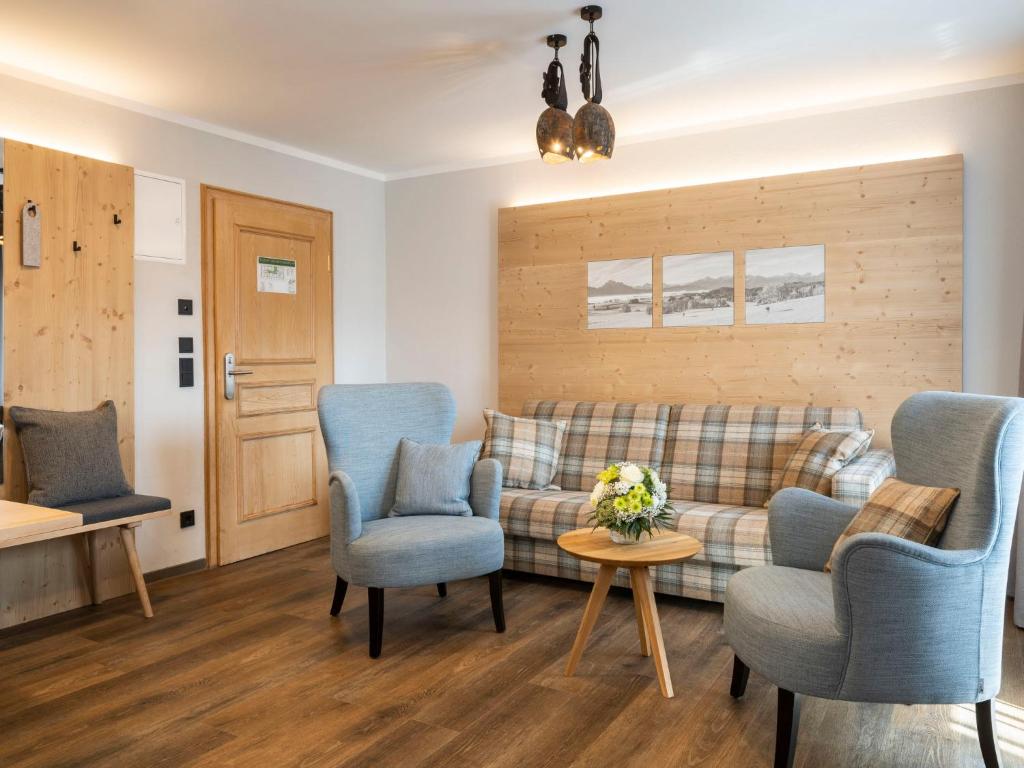ein Wohnzimmer mit einem Sofa, Stühlen und einem Tisch in der Unterkunft Apartment Mondi Resort-6 by Interhome in Malas