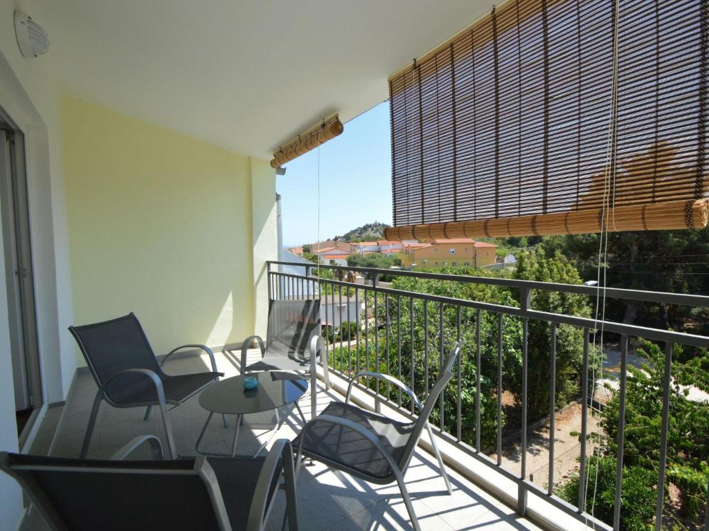 einen Balkon mit Stühlen, einem Tisch und Aussicht in der Unterkunft Apartment Ivka-3 by Interhome in Tribunj
