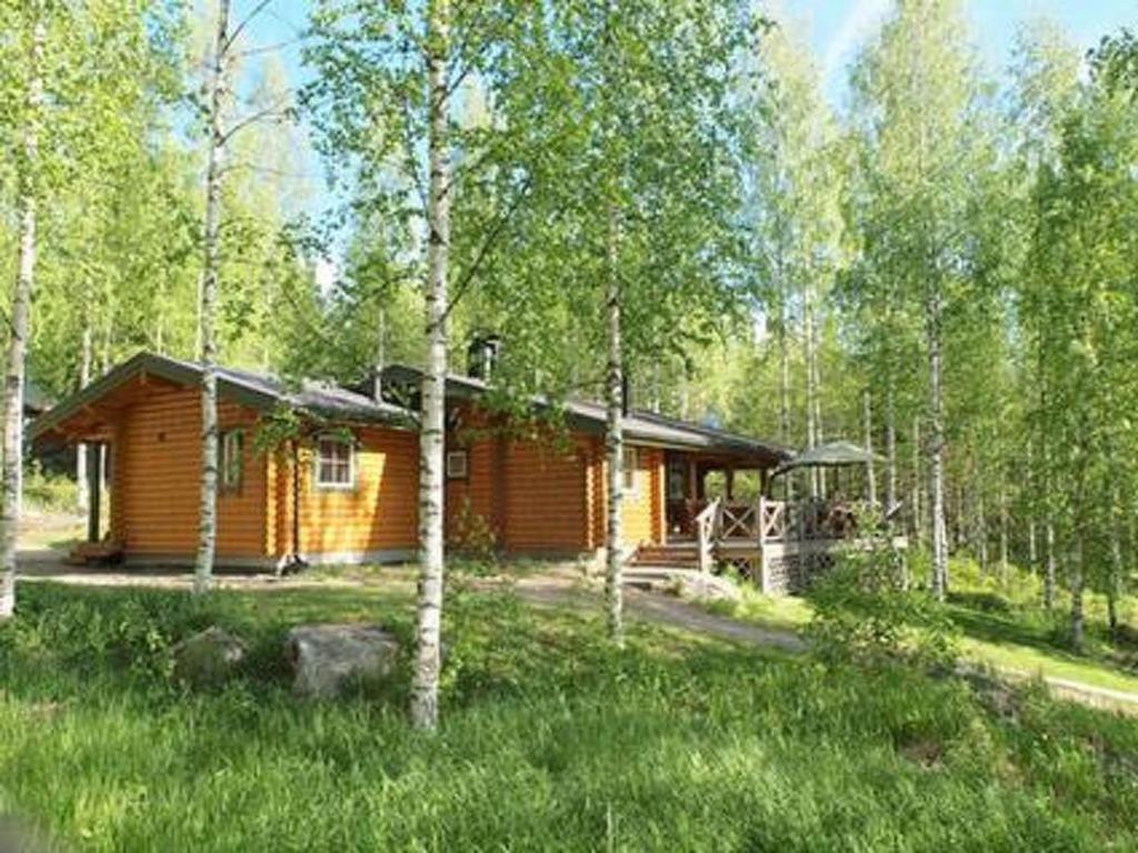 une cabane en rondins au milieu d'une forêt dans l'établissement Holiday Home Koivukallio by Interhome, à Mataramäki