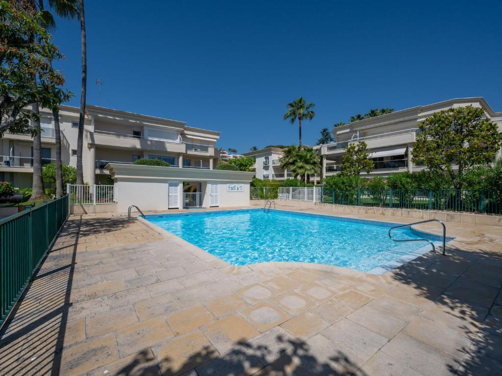 uma piscina em frente a um edifício em Apartment Eden Cap by Interhome em Antibes