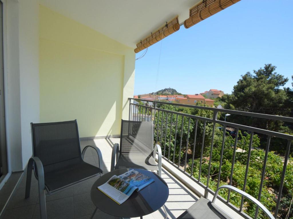 balkon ze stołem i krzesłem na balkonie w obiekcie Apartment Ivka-2 by Interhome w mieście Tribunj