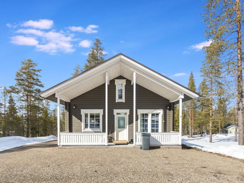 uma pequena casa com um preto e branco em Holiday Home Ylläskankare by Interhome em Äkäslompolo