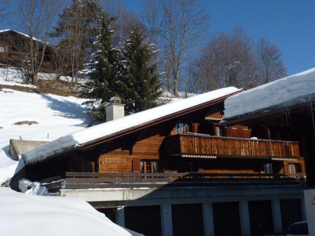 una cabaña de madera con nieve encima en Apartment Chez-Nous by Interhome, en Gstaad