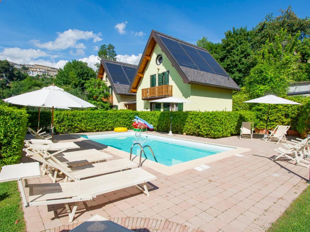 una casa con una piscina con pannelli solari sul tetto di Holiday Home Viola - BLU601 by Interhome a Coreglia Antelminelli