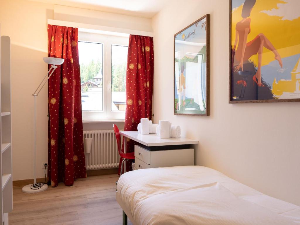Postel nebo postele na pokoji v ubytování Apartment Chesa Derby 27 by Interhome