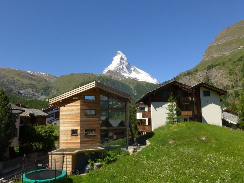ein Gebäude mit einem schneebedeckten Berg im Hintergrund in der Unterkunft Apartment Bergere-1 by Interhome in Zermatt