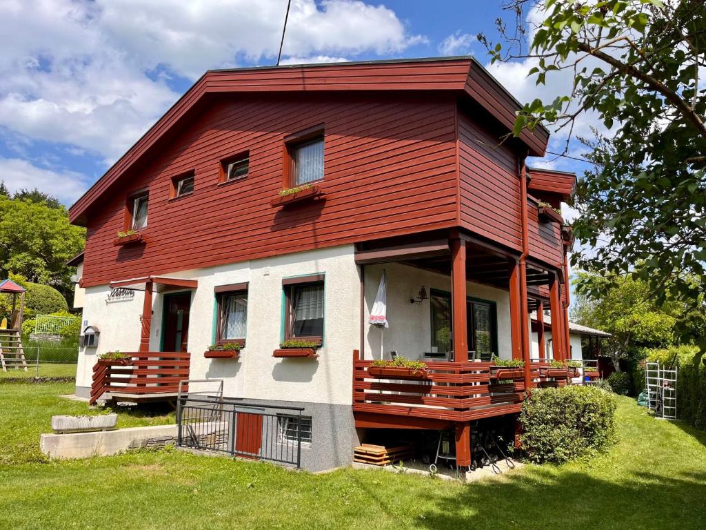 ein kleines Haus mit rotem Dach auf einem Hof in der Unterkunft Apartment Zander by Interhome in Sankt Kanzian am Klopeiner See