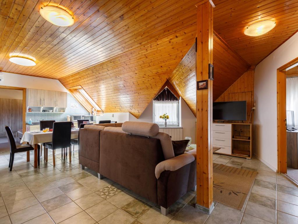 Televízia a/alebo spoločenská miestnosť v ubytovaní Apartment Küsz by Interhome