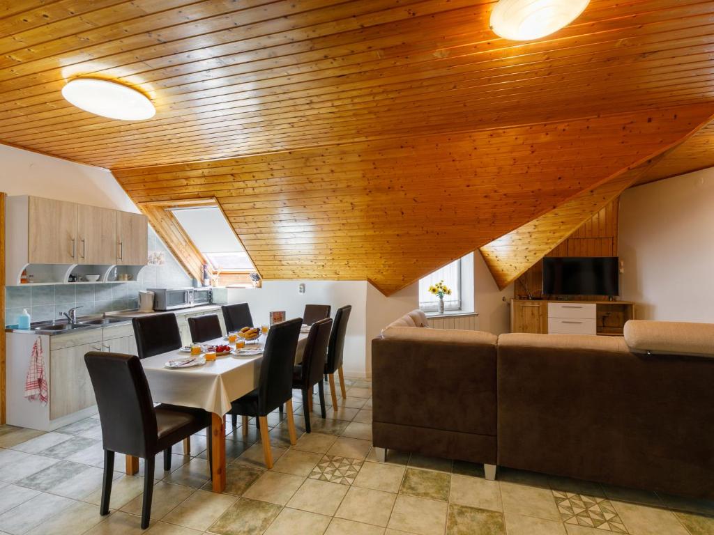 Kuchyňa alebo kuchynka v ubytovaní Apartment Küsz by Interhome