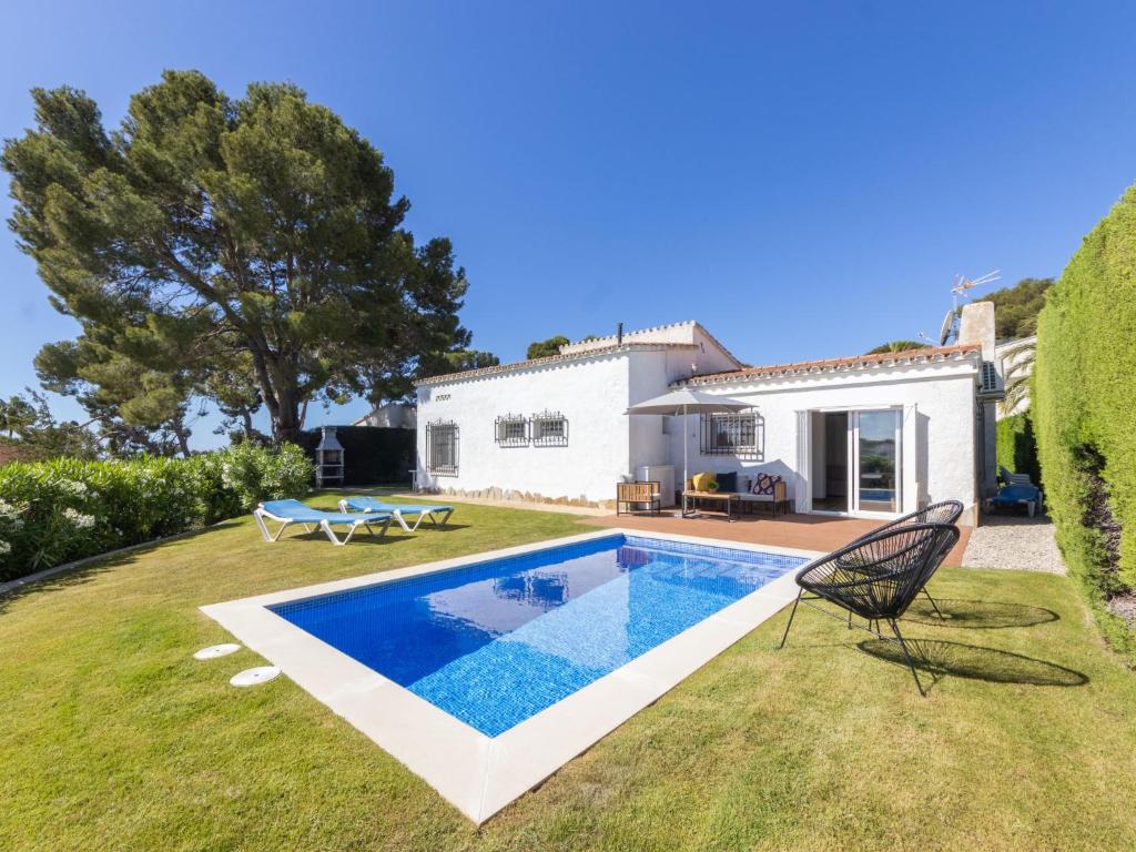 une villa avec une piscine en face d'une maison dans l'établissement Villa Villa Valencia by Interhome, à Cambrils