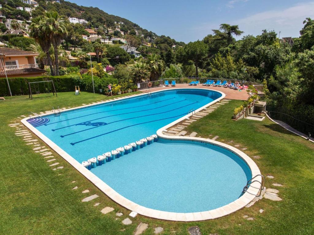 una vista aérea de una gran piscina en un patio en Apartment Cala Bona by Interhome, en Blanes