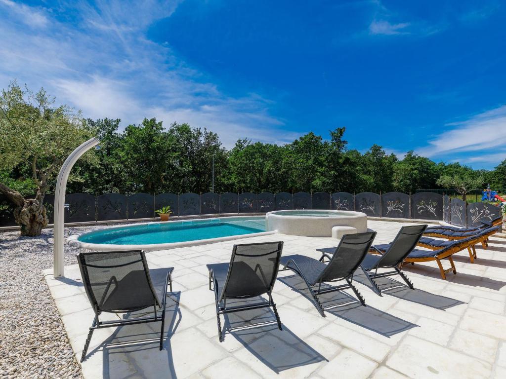 Basen w obiekcie Holiday Home Villa Amaii by Interhome lub w pobliżu