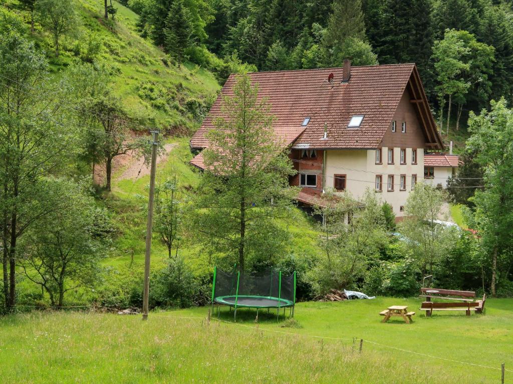 una casa en una colina con un parque infantil en el patio en Holiday Home Hexenstüble by Interhome, en Simonswald