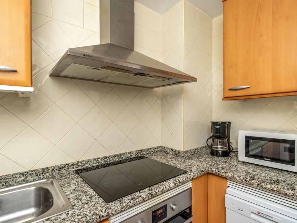 kuchnia ze zlewem i kuchenką górny piekarnik w obiekcie Apartment Los patios de Santa Maria by Interhome w Marbelli