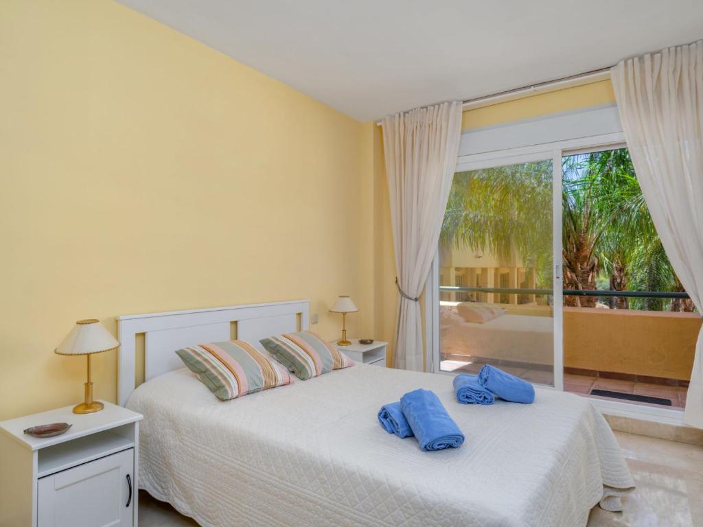 Łóżko lub łóżka w pokoju w obiekcie Apartment Los patios de Santa Maria by Interhome