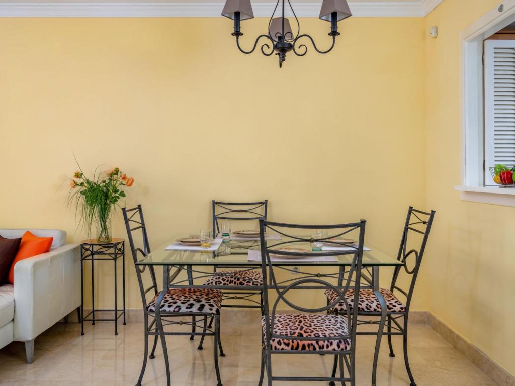 Część wypoczynkowa w obiekcie Apartment Los patios de Santa Maria by Interhome