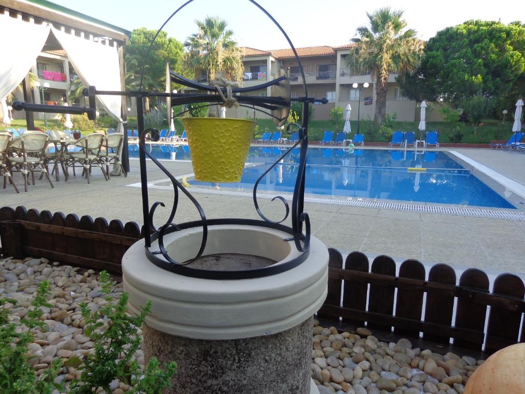 Bazén v ubytování Kalives Resort nebo v jeho okolí