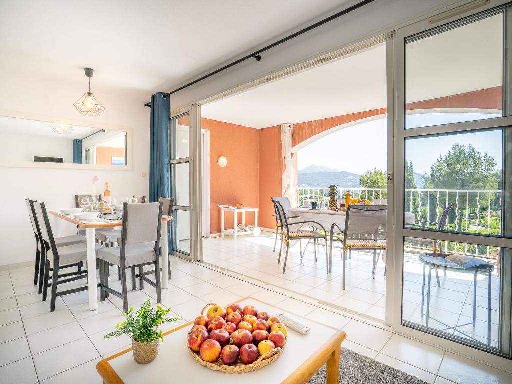 un salon avec une table et des chaises et un balcon dans l'établissement Apartment Le Hameau - K4 124 by Interhome, à Agay