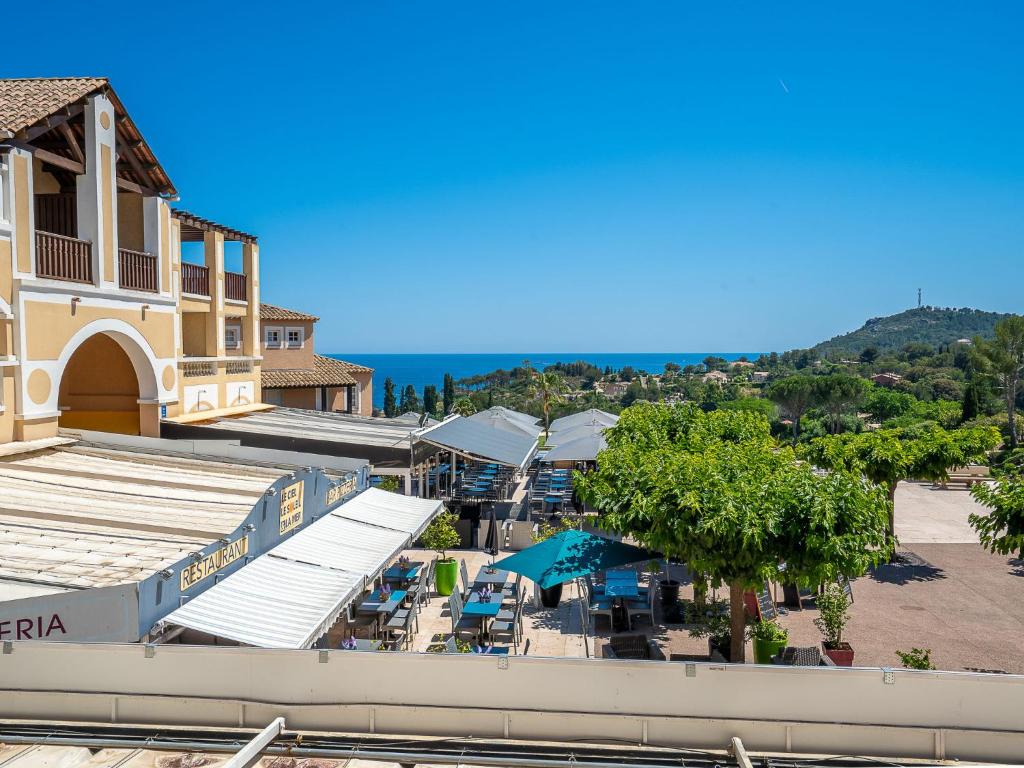 - une vue sur la ville depuis la gare dans l'établissement Studio Le Village - B1 331 by Interhome, à Agay