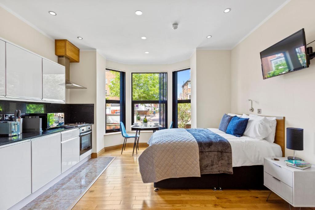 una camera con letto king-size e una cucina di West One Studios a Nottingham