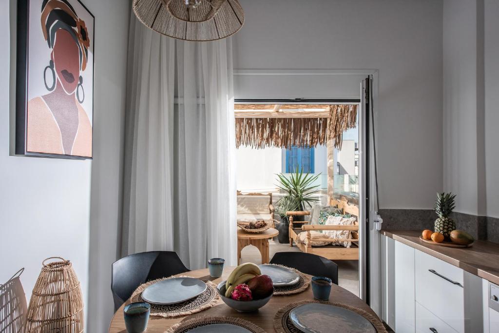 Część wypoczynkowa w obiekcie Khroma Luxury Suite 2 Beach front apartment