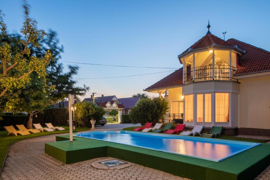 - une piscine dans l'arrière-cour d'une maison dans l'établissement Admiral Family Resort, à Keszthely