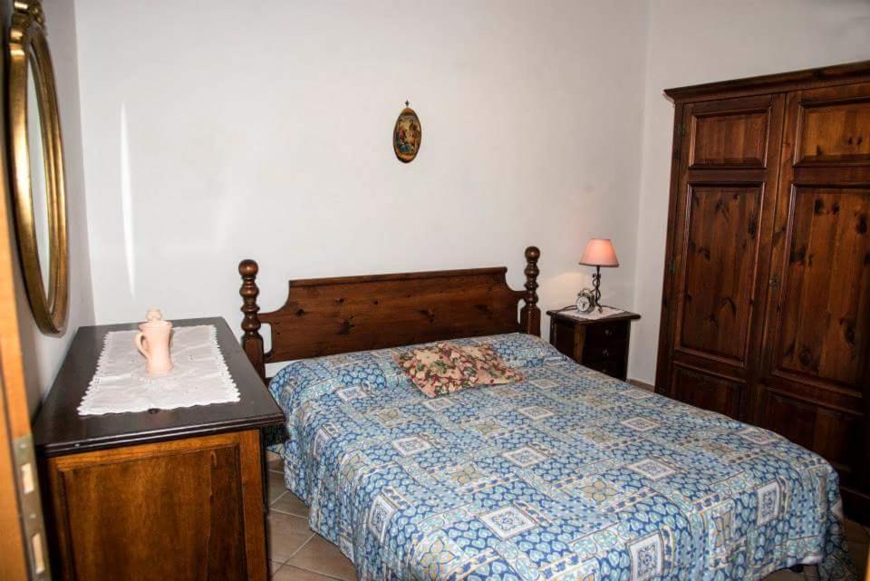 ein Schlafzimmer mit einem Bett mit einer Kerze auf dem Tisch in der Unterkunft Casa vacanze vicoportone in Gaeta
