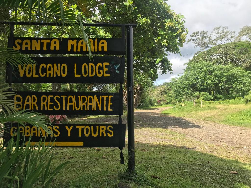 una señal al costado de una carretera en Santa Maria Volcano Lodge en Hacienda Santa María