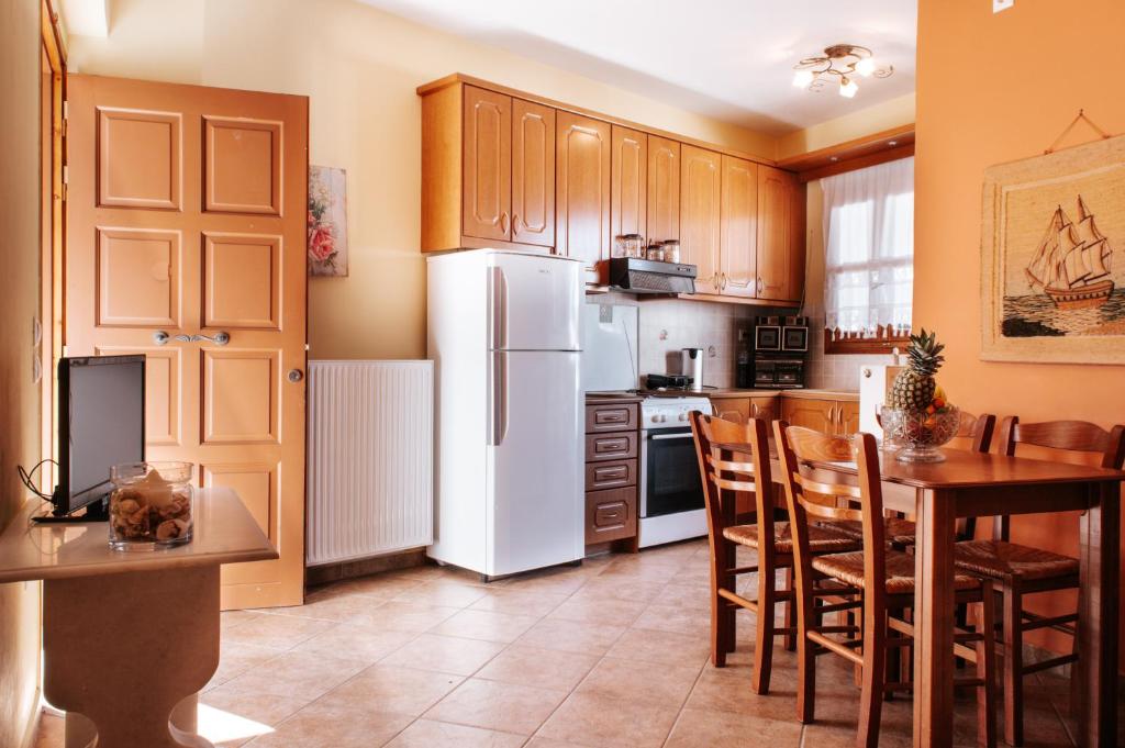 A kitchen or kitchenette at Chaniotis Home, In the heart of Kinidaros