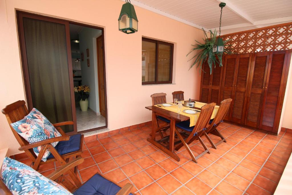 a dining room with a table and chairs at Vivienda Oscar in Puerto Naos