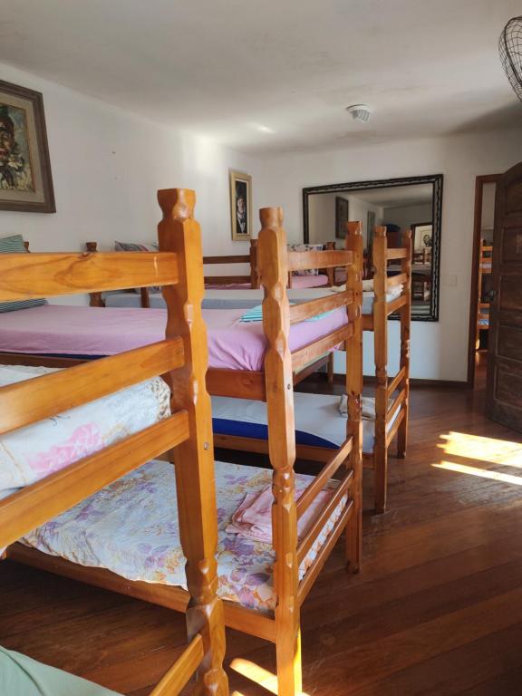 Bunk bed o mga bunk bed sa kuwarto sa Aloha hostel cabo frio