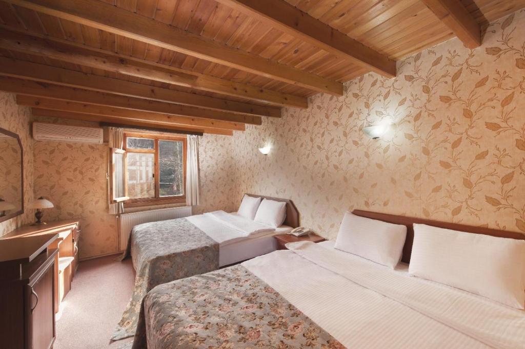 a hotel room with two beds and a window at Yazicilar Hotel in Masukiye