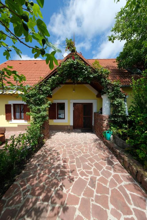 dom z ceglanym podjazdem przed nim w obiekcie Panoráma Nyaraló w mieście Szentbékkálla