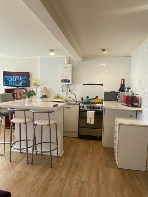 Una cocina con una mesa y algunas sillas. en Los Mañios, en Coyhaique