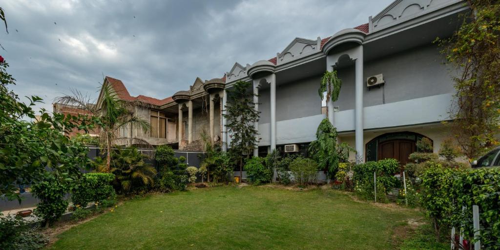 De Manora Homes - Unpretentious hotel with a garden , posh area Ranjit Avenue - Housity
