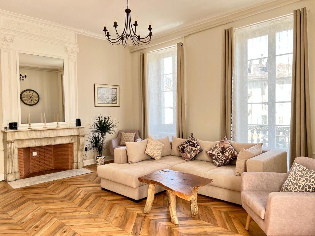 - un salon avec un canapé et une cheminée dans l'établissement Appartement d exception 100m2 avec Parking - Centre historique, à Chambéry