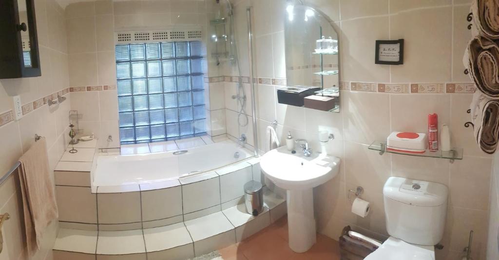 Acra-Retreat Mountain View Lodge - 共用浴室的家庭房