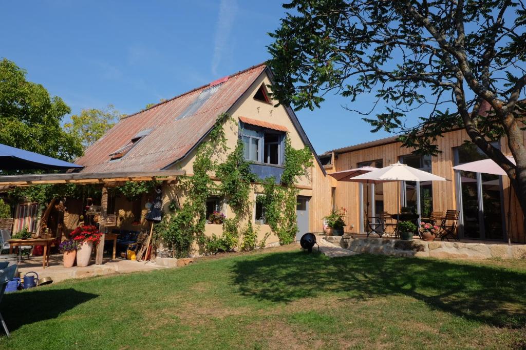 una casa con un patio delante de ella en altes Schäferhaus, en Mainleus