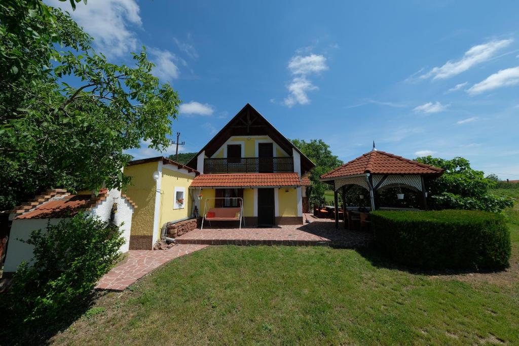 dom z altaną na dziedzińcu w obiekcie Panoráma Nyaraló w mieście Szentbékkálla