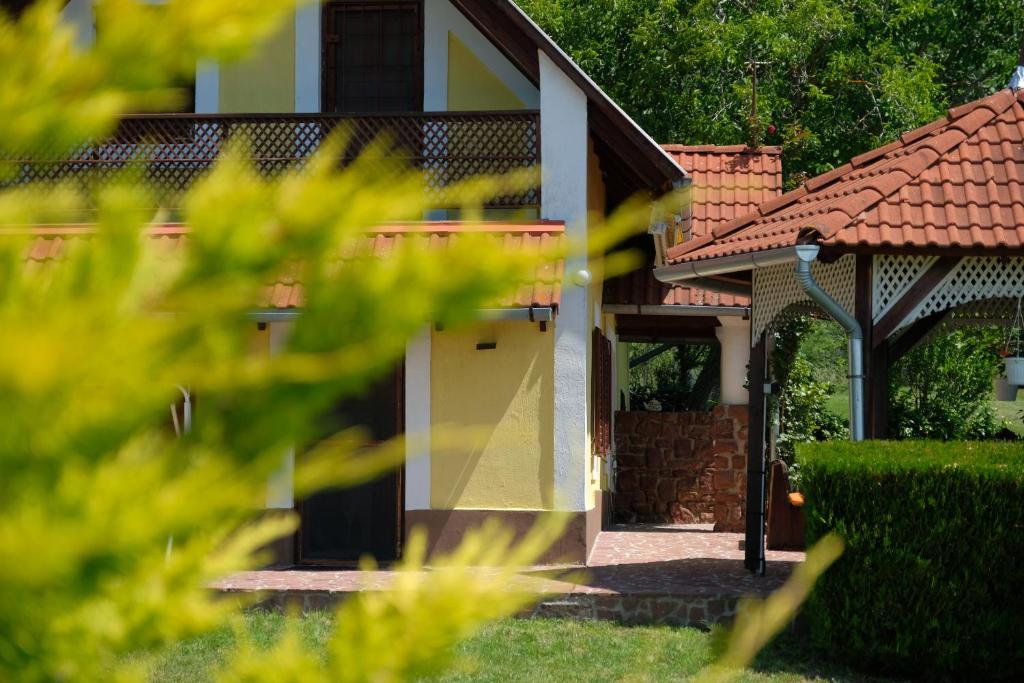 Ogród w obiekcie Panoráma Nyaraló