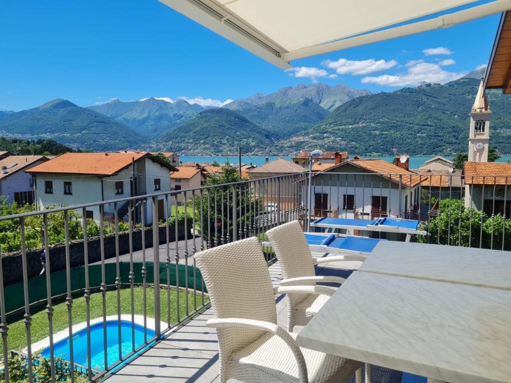 balcón con mesa, sillas y vistas en Royal apt Colico Lake Como, en Colico