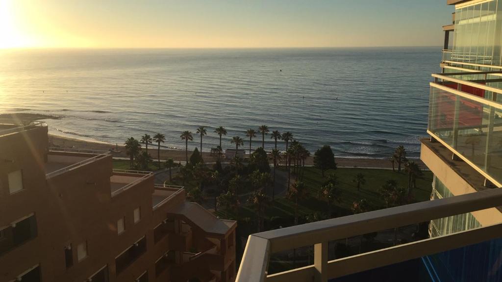 Una vista del océano desde el balcón de un edificio. en Ático Alba, en Oropesa del Mar